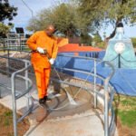 Un preso realiza trabajos de limpieza en un parque público en Phoenix (Arizona).