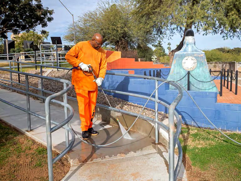 Un preso realiza trabajos de limpieza en un parque público en Phoenix (Arizona).