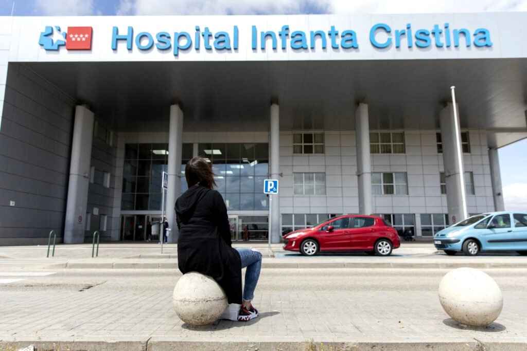 Una enferma de covid persistente en la puerta de un hospital.