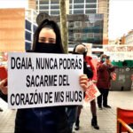 Una mujer en una protesta convocada por Madrecitas contra la DGAIS.