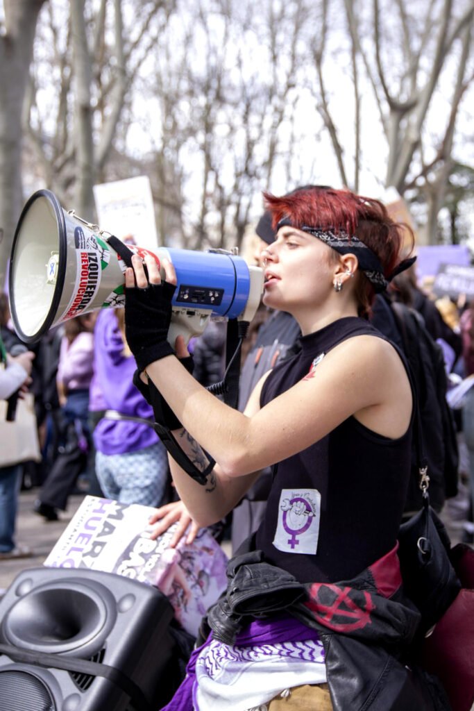 Una participante en la marcha del 8M 2026 de Madrid.