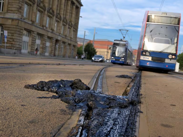 Una prolongada ola de calor, con temperaturas que superaron los 40 grados, causó importantes daños en la infraestructura del tranvía de Leipzig el 27 de junio de 2026, Sajonia.