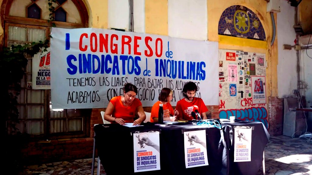 Valeria Racu, Laura Benedeti y Kike España en el primer Congreso de Sindicatos de Inquillinas.