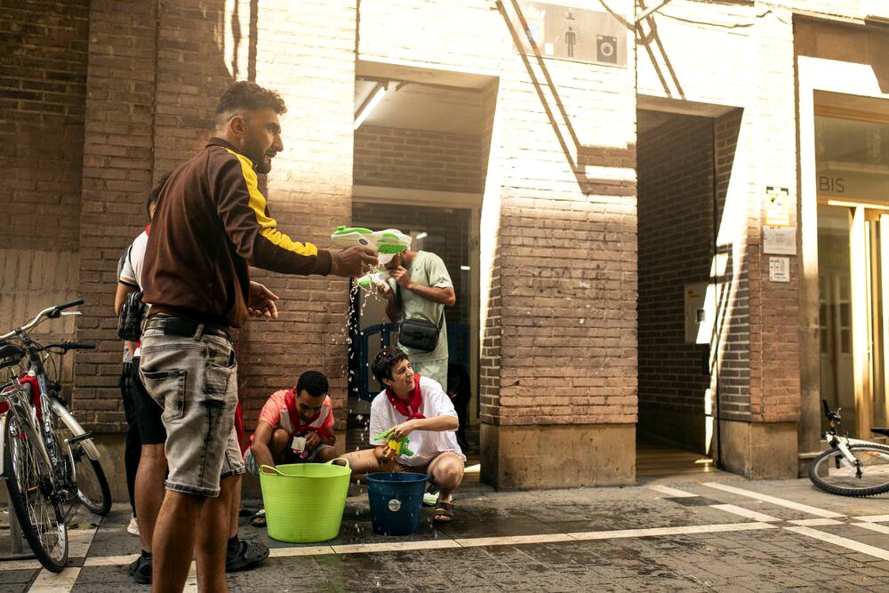 Varios activistas de Negu Gorriak-Derecho a Techo se preparan para la acción festiva de denuncia del cierre de la Casa de Baños. Fotografía de Mikel Romeo Ruiz.