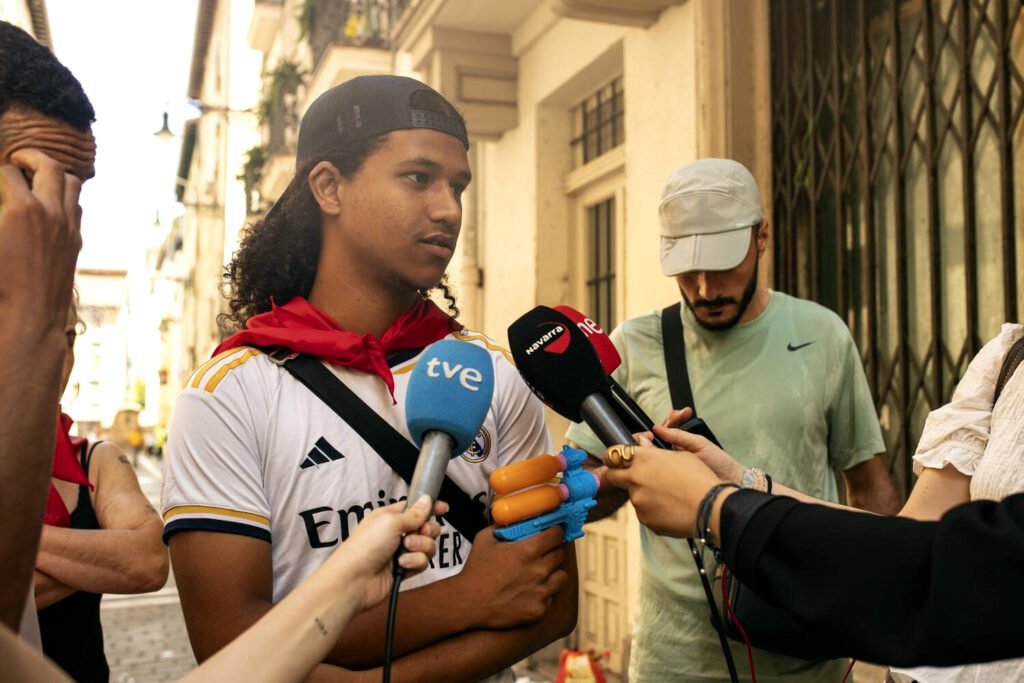 Varios medios entrevistan a un militante de Negu Gorriak, Mouniaim, frente a la Casa de Baños en la acción reivindicativa. Fotografía de Mikel Romeo Ruiz.