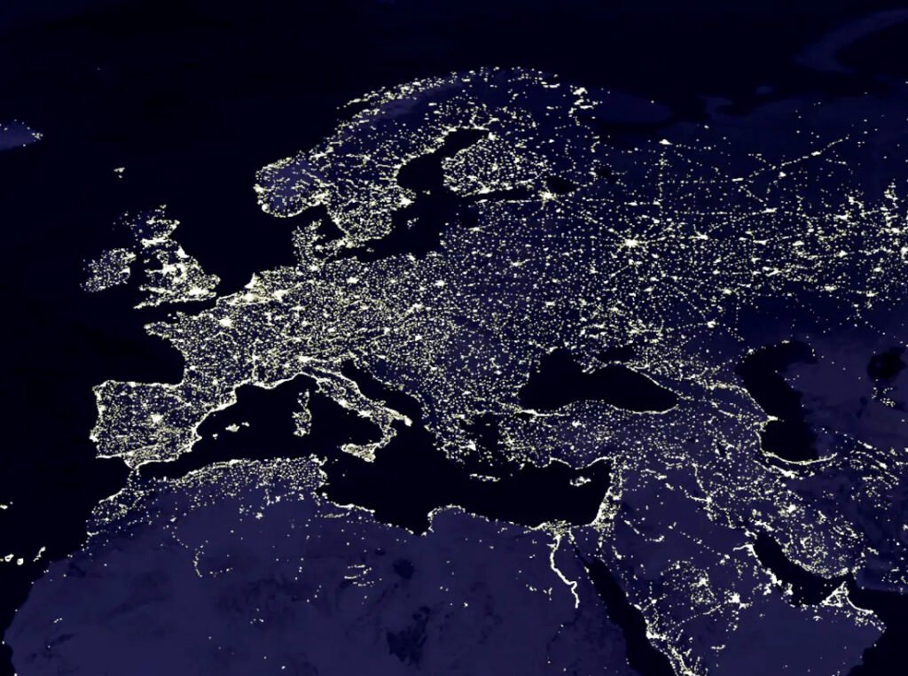 Vista satelital nocturna de Europa, destacando la densidad de población y el desarrollo de infraestructura a través de las luces de las ciudades.