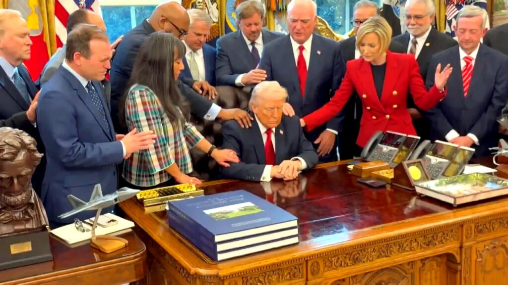 El 'mesías Trump': la llamativa imagen del presidente de EEUU rodeado de pastores evangélicos rezando en el Despacho Oval.