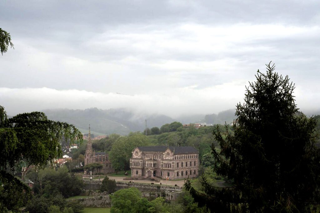 Palacio de Sobrellano, construido como residencia de verano del primer marqués de Comillas. Antonio López y López amasó una enorme fortuna en Cuba mediante negocios vinculados al tráfico de personas esclavizadas. España. Judith Prat.