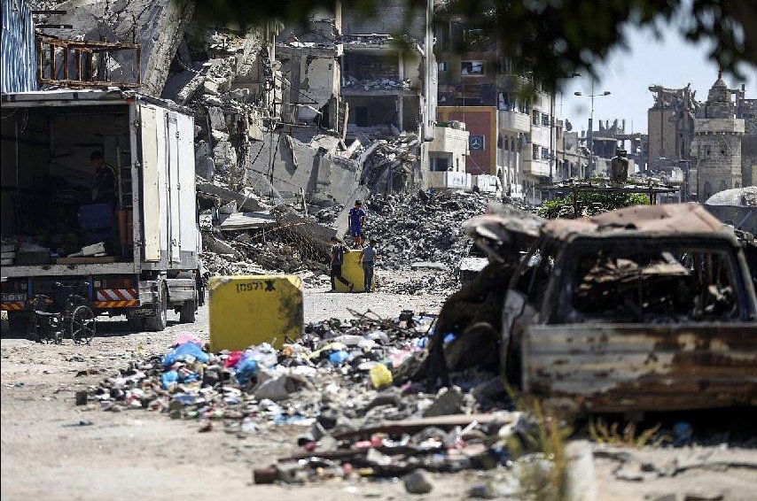 Bloques de hormigón amarillos en una zona devastada del barrio de Tuffah, en la ciudad de Gaza, que marcan la 'Línea Amarilla' impuesta por Israel, 27 de julio de 2026.