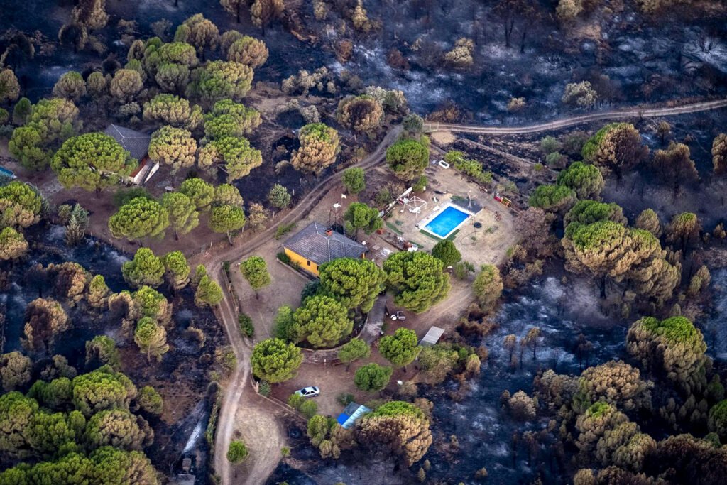 El pasado mes de julio de 2026, 13 días estuvieron bajo situación de ola de calor, casi la mitad. Ante estos escenarios, los expertos de emergencias se ven obligados a calificar el incendio como “fuera de la capacidad de extinción”, y esperar a que las condiciones meteorológicas cambien. Pedro Armestre.
