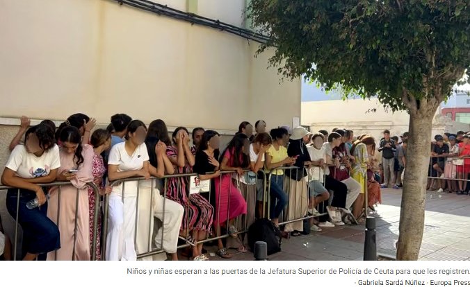 Niños y niñas esperan a las puertas de la Jefatura Superior de Policía de Ceuta para que les registren.