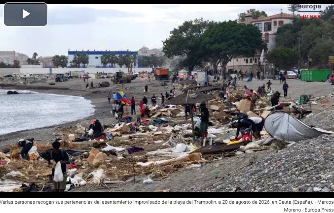 Varias personas recogen sus pertencias del asentamiento improvisado de la playa del Trampolín, a 20 de agosto de 2026, en Ceuta (España).