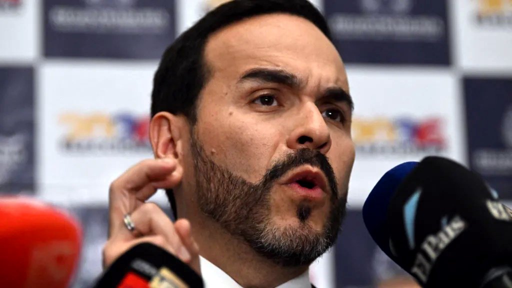 Abelardo de la Espriella pasó de declararse ateo a afirmar que es cristiano católico.