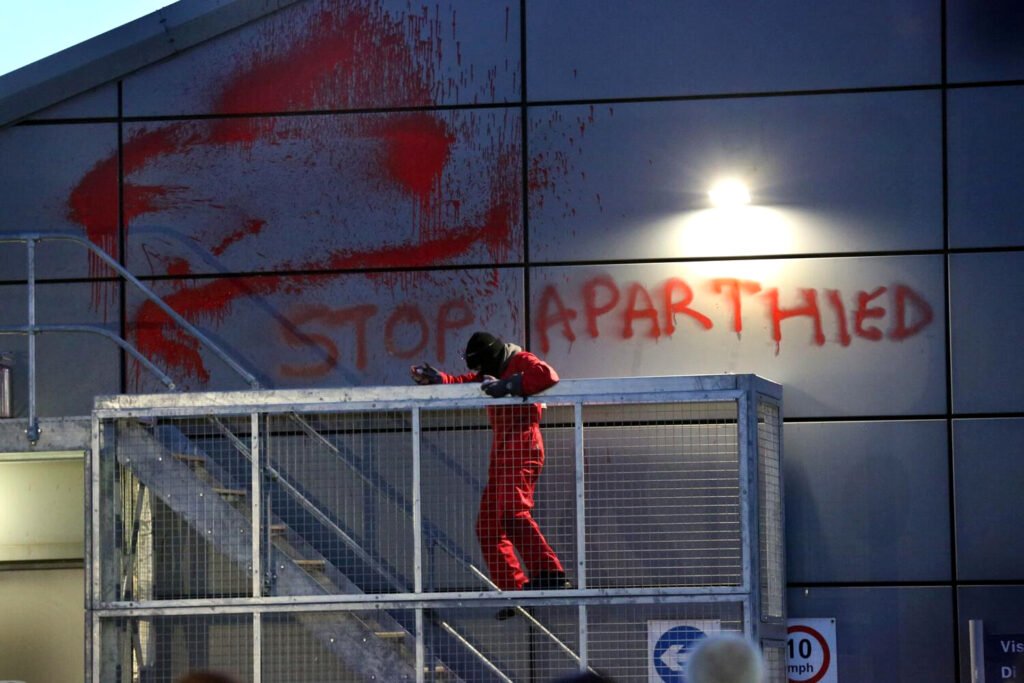 Activistas de Palestine Action en la azotea de la empresa de armas Leonardo en Edimburgo, en protesta por el suministro de armas a Israel.