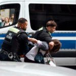 Agentes de policía reprimen una protesta propalestina en Berlín.