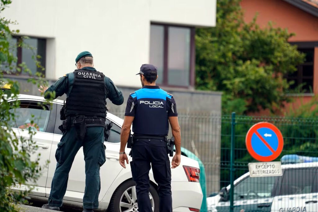 Agentes policiales en las inmediaciones del Cuartel de la Guardia Civil de Llanes, este 5 de agosto de 2026.