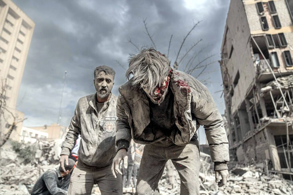 Al mediodía del 3 de marzo, Estados Unidos e Israel atacaron el barrio de Ferdowsi, en Teherán. Como consecuencia de este ataque, muchos civiles y personas de a pie resultaron muertos y heridos.