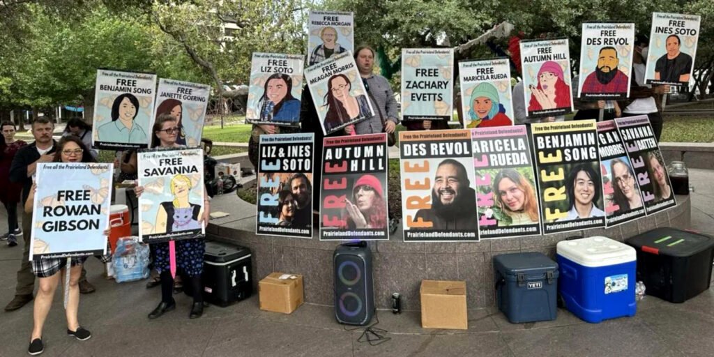 Apoyo a las condenadas por cargos de terrorismo en Texas por presuntamente pertenecer al movimiento Antifa.