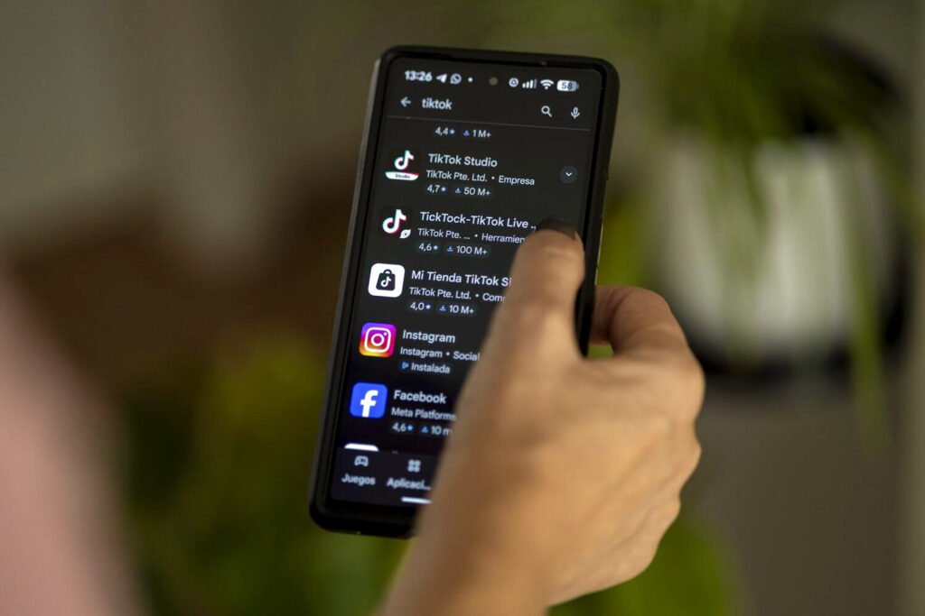 Australia prohíbe las redes sociales a los menores de 16 años.
