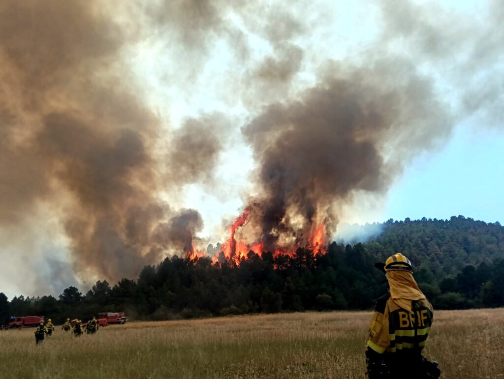 Bomberos forestales de las BRIF luchando contra el incendio de Peñas de Riglos.