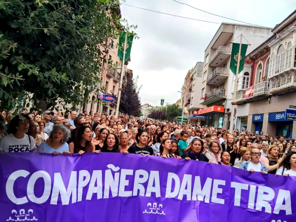 Centenares de personas se han manifestado en Llanes contra la violencia machista después de que Laura, Guardia Civil de la localidad, fuera asesinada por su expareja también miembro del mismo cuerpo.