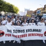 Cabecera de la manifestación convocada por Kellys Se Acabó (K-Sea), en Playa de Las Américas, Arona, uno de los municipios más turísticos de Tenerife.