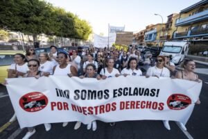 Cabecera de la manifestación convocada por Kellys Se Acabó (K-Sea), en Playa de Las Américas, Arona, uno de los municipios más turísticos de Tenerife.