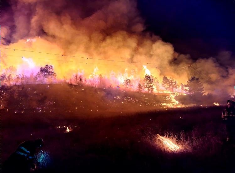 El Gobierno de Aragón 'desprecia a los bomberos forestales' en medio de una terrible temporada de incendios con más de 40.000 hectáreas quemadas.