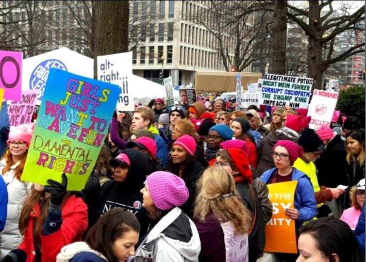 'Girls just want to have fundamental rights'. Pancarta en una manifestación feminista en EE. UU.