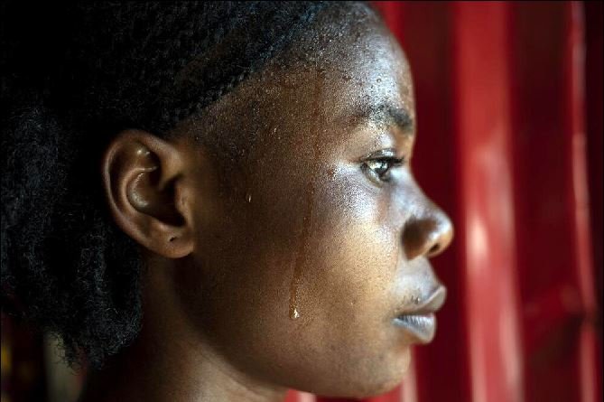 Mujer descendiente de los Krumen, comunidad de pescadores que colaboró con las compañías traficantes españolas transportando personas esclavizadas desde la playa hasta los barcos. Sierra Leona. Fotografía de Judith Prat.