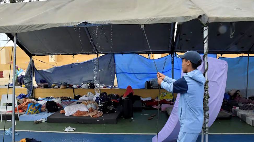 Mujeres y menores migrantes, algunas enfermas, en colchones mojados en Ceuta: 'Esto es una vergüenza, son personas vulnerables'.