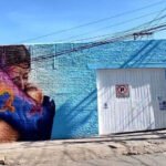 En Fusagasugá, Colombia, el mural 'El Abrazo de la Verdad' rinde homenaje a las víctimas del conflicto.