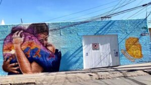 En Fusagasugá, Colombia, el mural 'El Abrazo de la Verdad' rinde homenaje a las víctimas del conflicto.