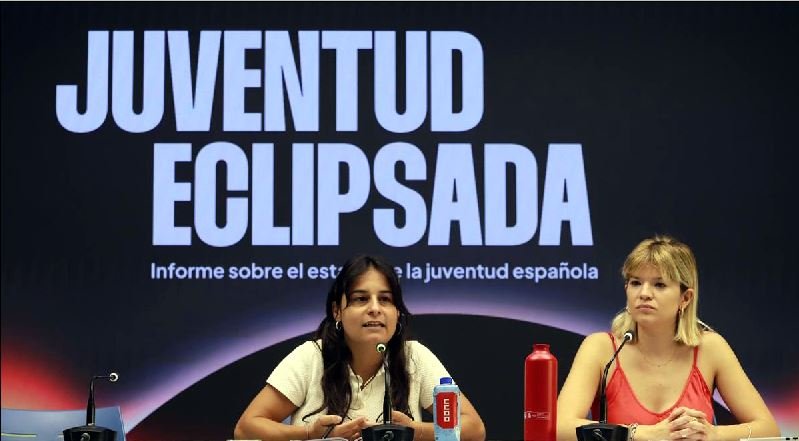 Pau Garcia Orrit, secretaria confederal de Juventud de CCOO; junto a Natalia Arias, miembro del Gabinete Económico de CCOO y autora del informe.