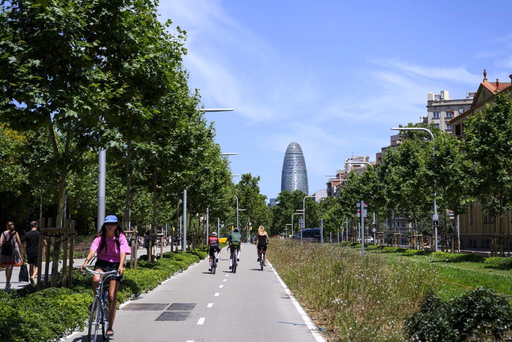 Carril bici en Barcelona, con la Torre Glòries al fondo. Álvaro Minguito.