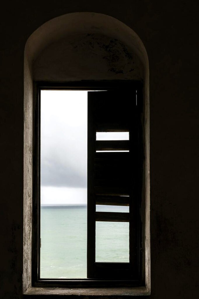 Castillo de Cape Coast. La costa de Ghana está salpicada de castillos donde se confinaba a personas esclavizadas procedentes de toda África. El de Cape Coast, construido por los británicos para el comercio de seres humanos es uno de los más grandes. Ghana. Fotografía de Judith Prat.