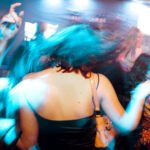 Chicas bailando en un local de ocio.
