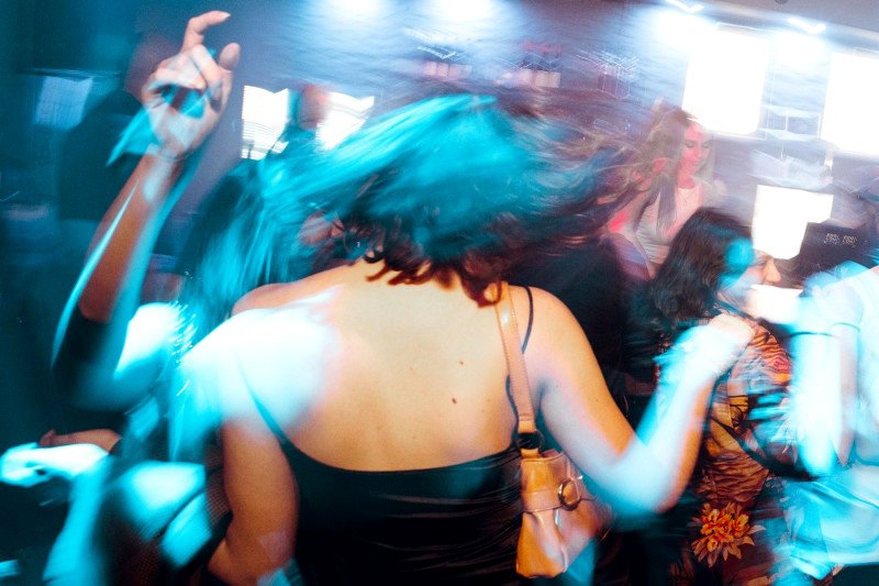 Chicas bailando en un local de ocio.
