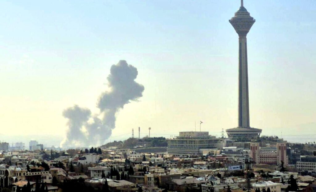 Columnas de humo sobre Teherán tras la primera ofensiva de EEUU e Israel, el pasado 28 de febrero.