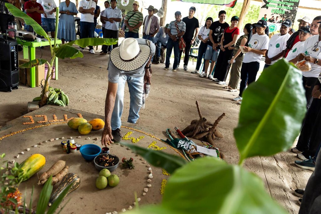 Comienzo de una de las asambleas en la finca Lucha Campesina parte del TECAM de la Serranía del Perijá y el Valle del Río César. Fotografía de Mauricio Morales.