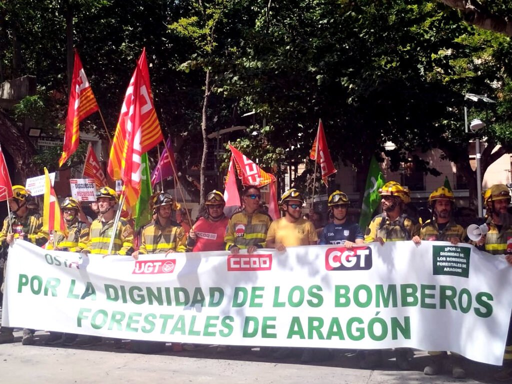 Concentración en Zaragoza de bomberos forestales de Aragón a una semana de la huelga.
