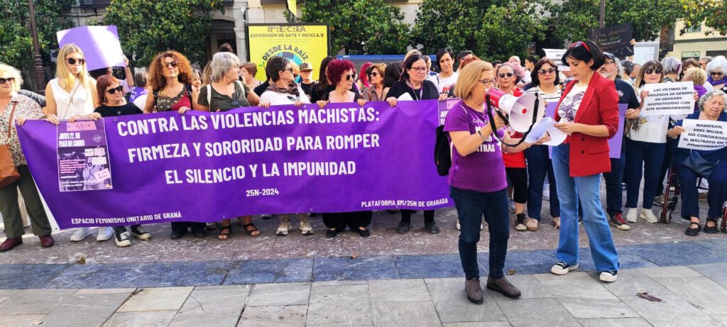 Concentración frente al Ayuntamiento de Granada por el caso Viogén.
