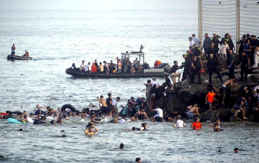 Decenas de miles de marroquíes y personas de otras nacionalidades entraron en la pequeña ciudad de Ceuta, España, el jueves 30 de julio de 2026.