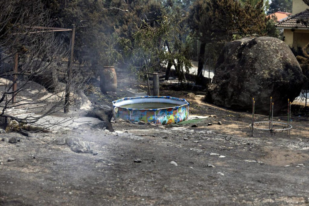 Devastación de un hogar en el incendio de Burgohondo, Ávila.