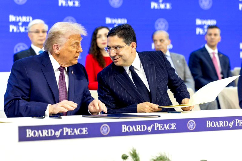 Donald Trump junto al ministro de Exteriores marroquí, Nasser Bourita, en una reunión de la Junta de Paz en enero de 2026.