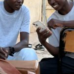 Dos jovenes migrantes del centro acogida. Fotografía de Álvaro Valladares.