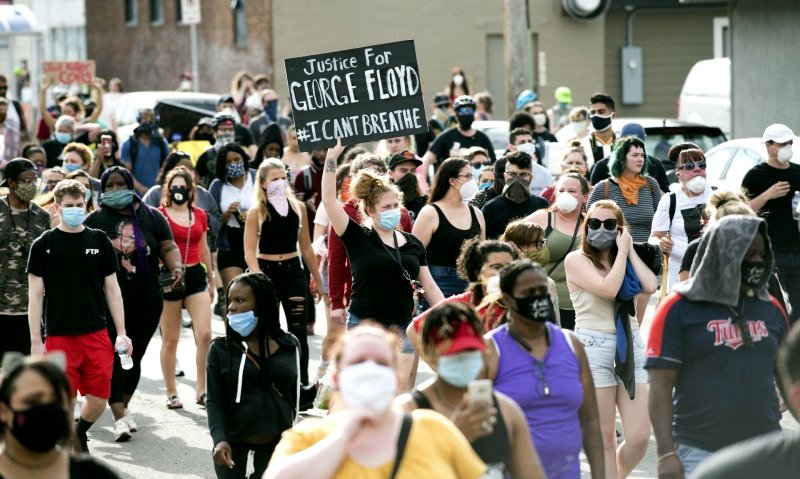 El 26 de mayo, un día después del asesinato de George Floyd, miles de personas salieron a la calle en Minneapolis.