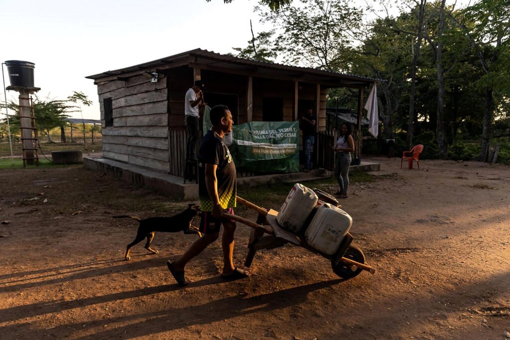 El acceso al agua es uno de los desafíos de la comunidad de la finca de la Libertad, con un verano y una sequía fuerte, cuentan con pocas fuentes de agua, para el consumo y riego.