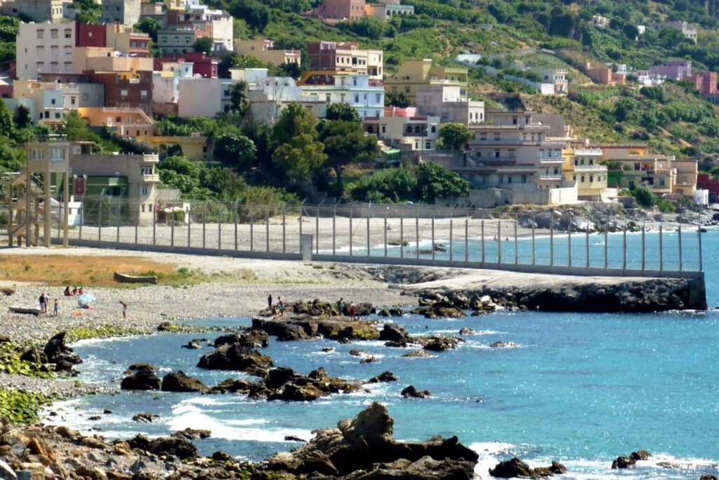 El aumento de las llegadas irregulares sitúa a Ceuta ante su peor crisis migratoria desde 2021 y eleva la tensión con Marruecos.
