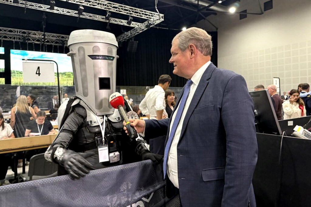 El candidato paródico Count Binface planta cara a Nigel Farage en las elecciones del Reino Unido.